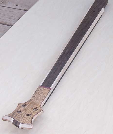 Bass guitar neck with wenge core, maple stringers