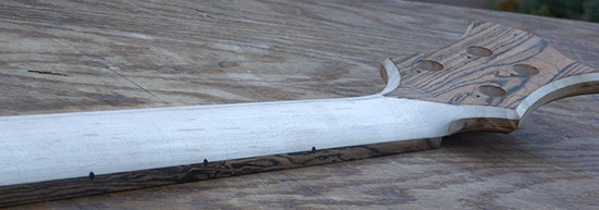 Short scale bass neck with thin profile